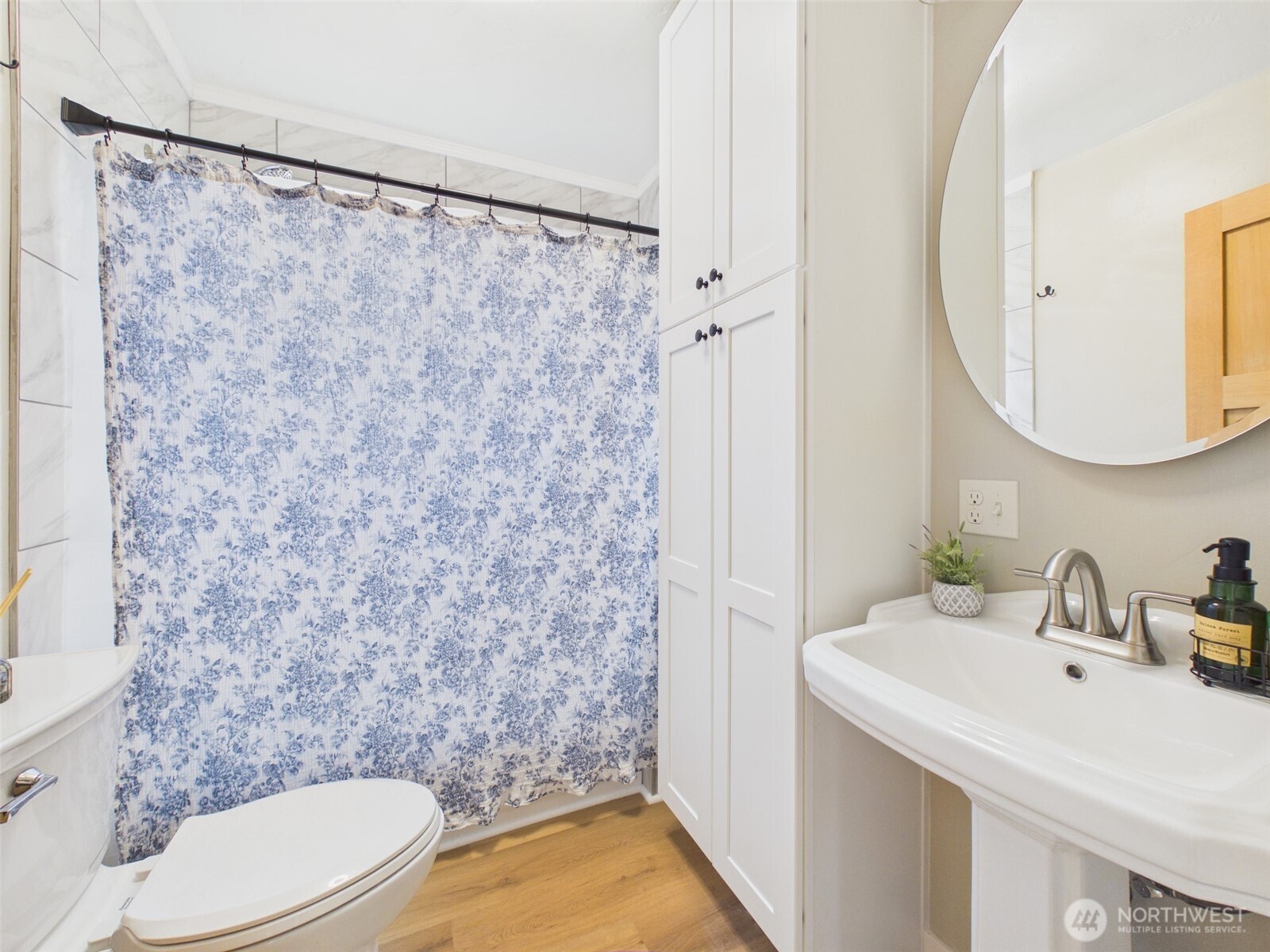 481 Kirkland Road Chehalis, WA 98532 - Photo 18 of 40 a bathroom with a sink a toilet and a mirror