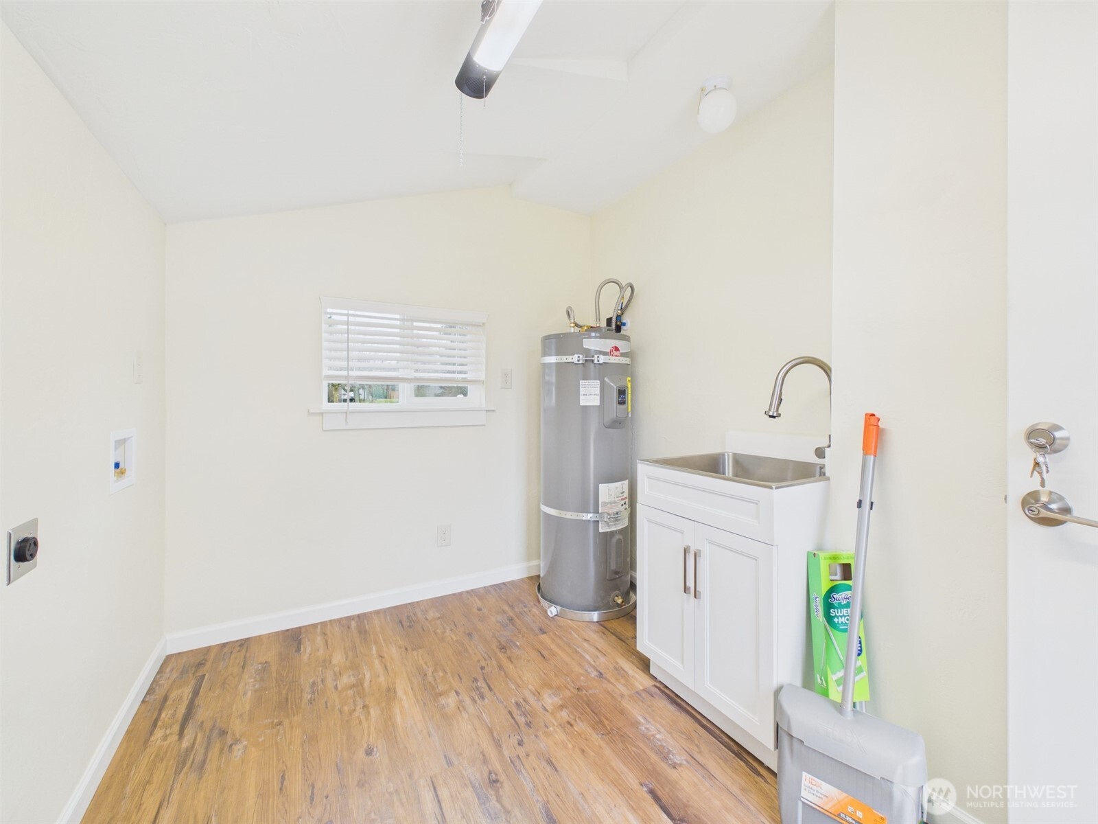 481 Kirkland Road Chehalis, WA 98532 - Photo 30 of 40 a room with a washer and dryer