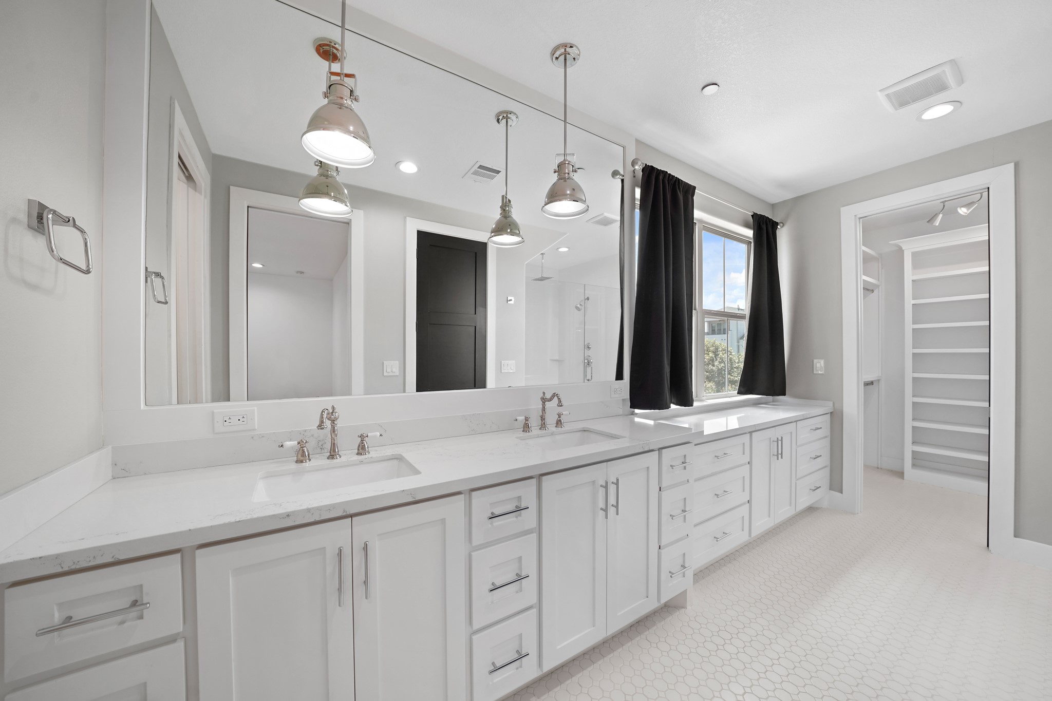 5345 Larkin Street Houston, TX 77007 - Photo 8 of 21 Large master bath ensuite with quartz counters, custom cabinets, frameless glass shower