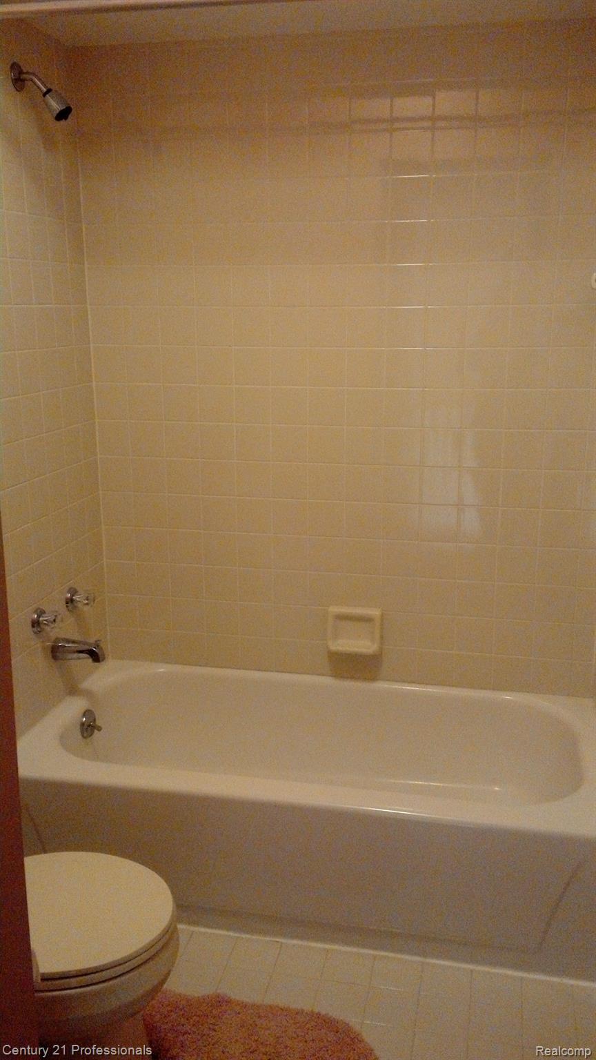 628 Tennyson Rochester, MI 48307 - Photo 27 of 32 Tub/Shower in Main Bath