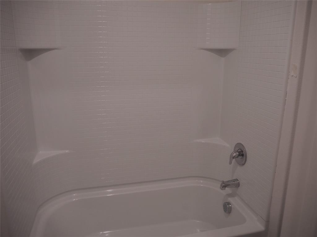 13612 Musselshell Drive Ponder, TX 76259 - Photo 35 of 39 a close up of a bathtub