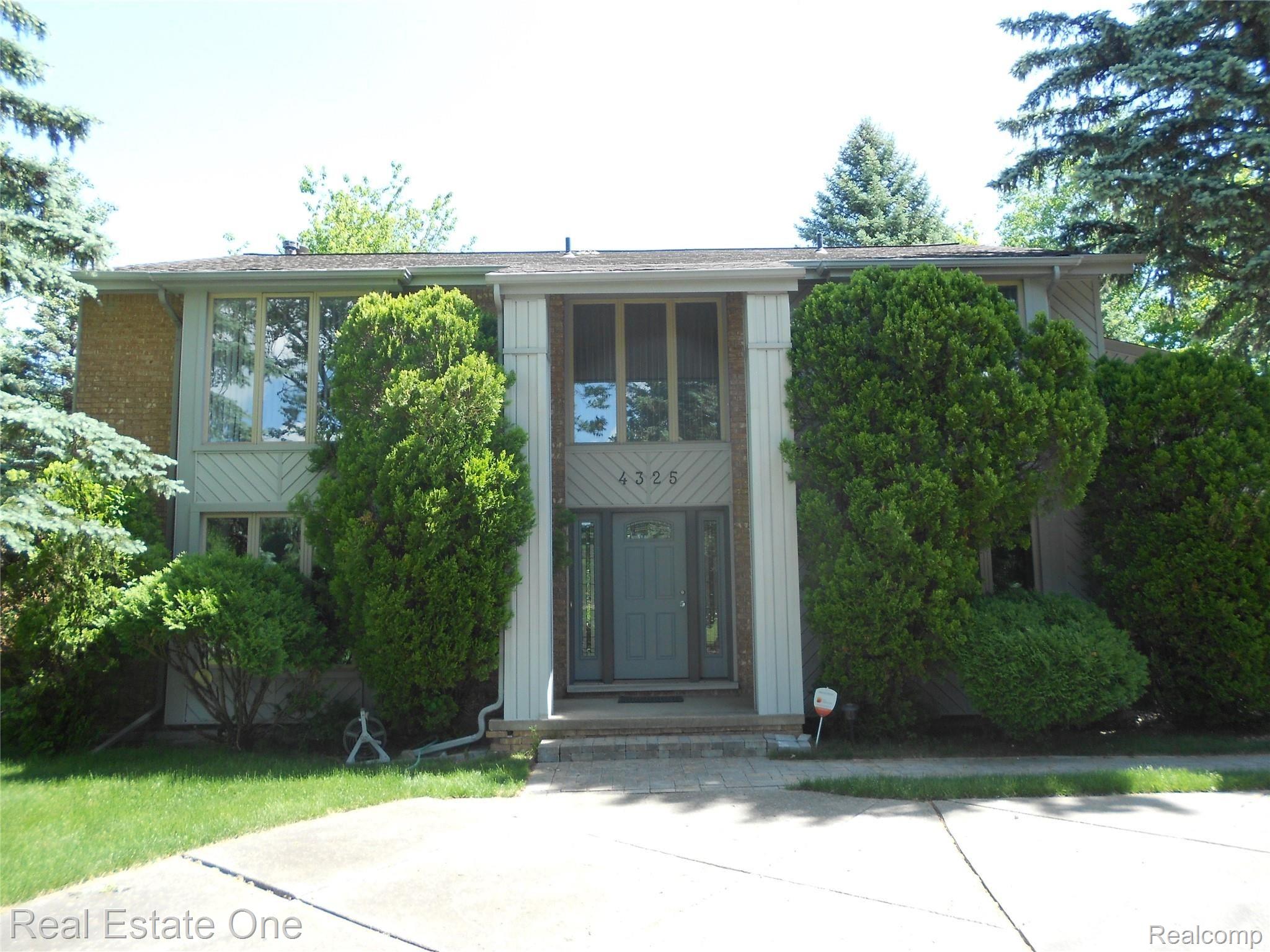 4325 Stoddard Road West Bloomfield, MI 48323 - Photo 2 of 63 DSCN2184.JPG