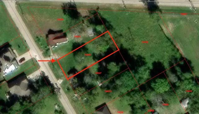 a view of a house with backyard