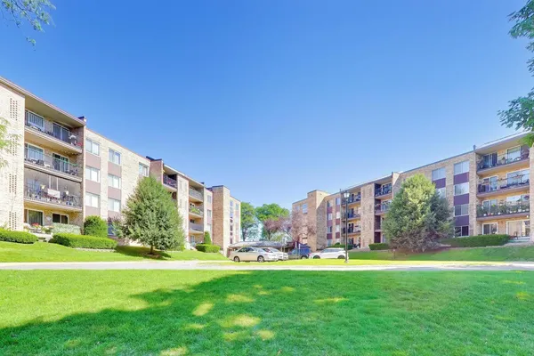 $260,000 | 502 West Huntington Commons Road, Unit 340, Mount Prospect, IL 60056