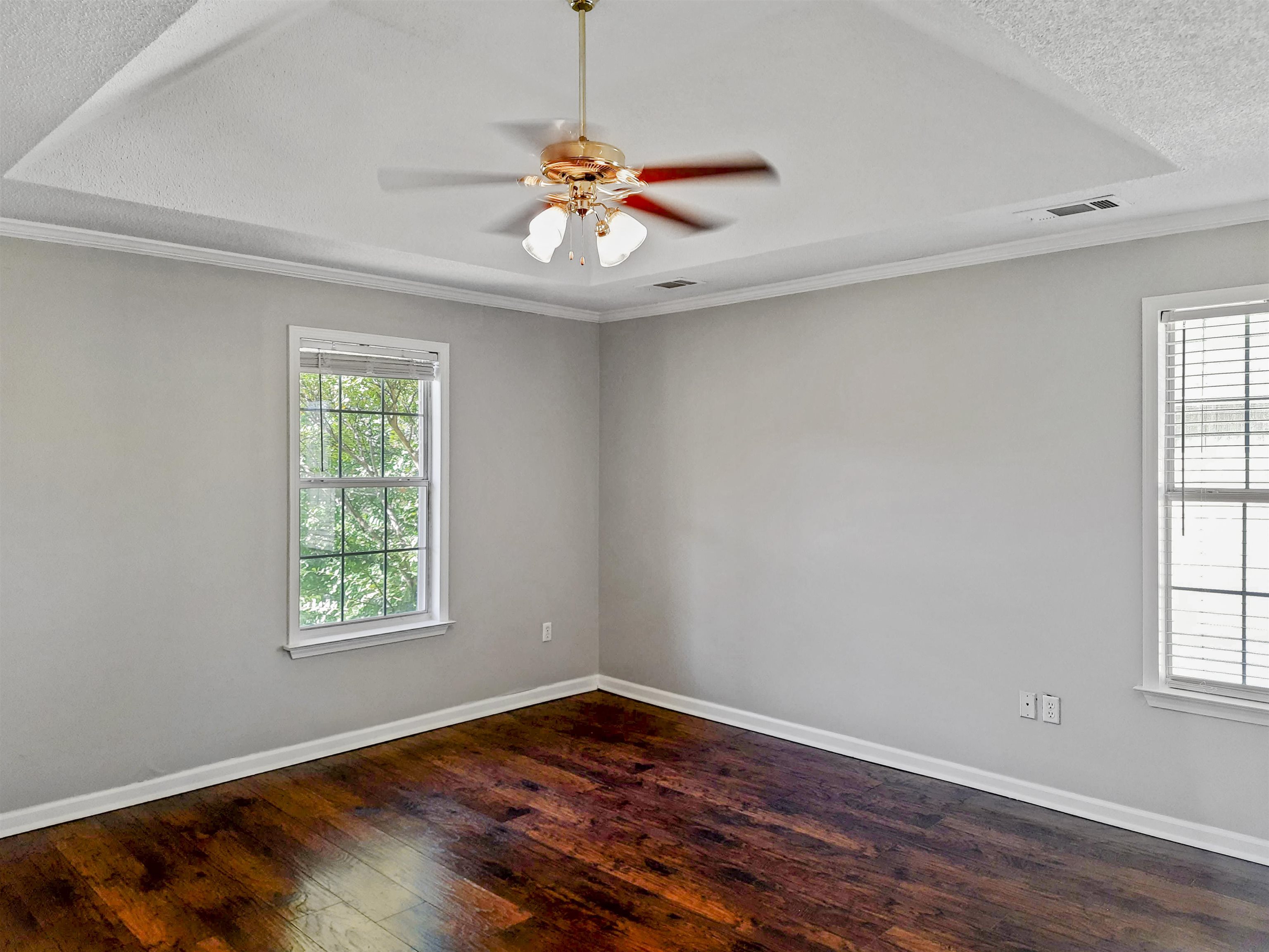 746 North Ericson Road Memphis, TN 38018 - Photo 7 of 17 Bright, expansive master bedroom features coffered ceiling and reading nook.