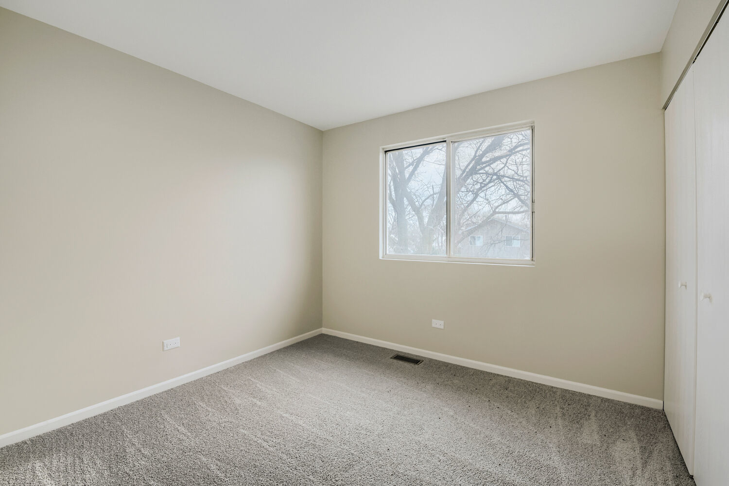 141 Timberlane Road Matteson, IL 60443 - Photo 20 of 27 an empty room with windows