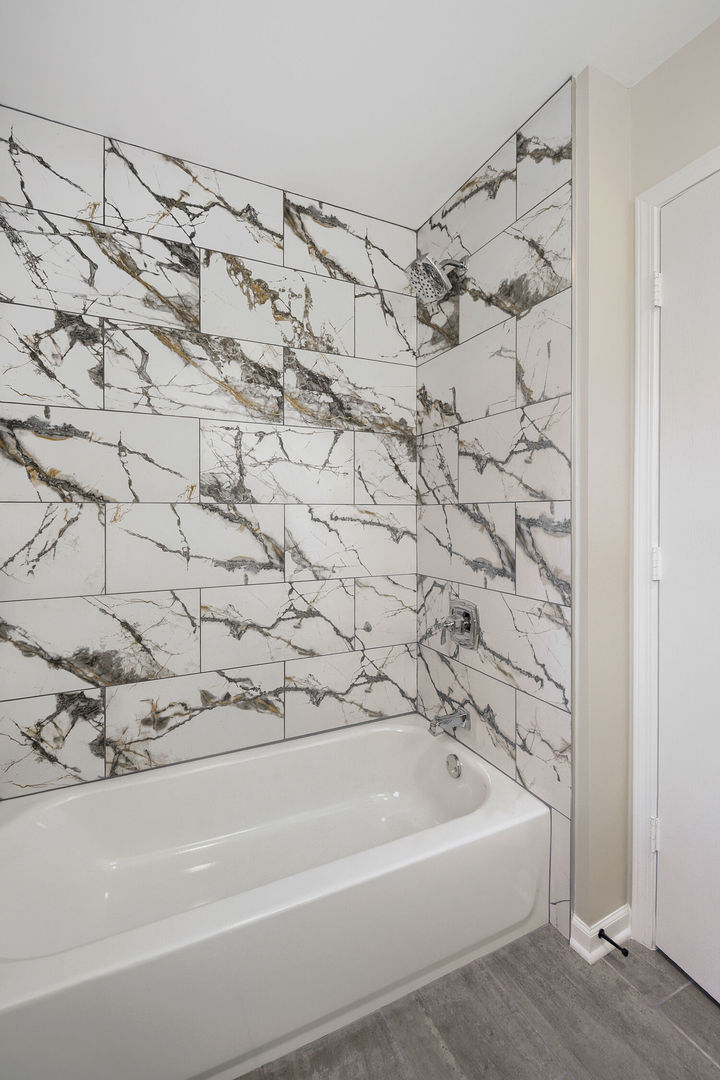 141 Timberlane Road Matteson, IL 60443 - Photo 25 of 27 a bathroom with a bathtub and shower