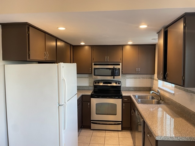 1019 Peterson Avenue, Unit B6 Park Ridge, IL 60068 - Photo 12 of 29