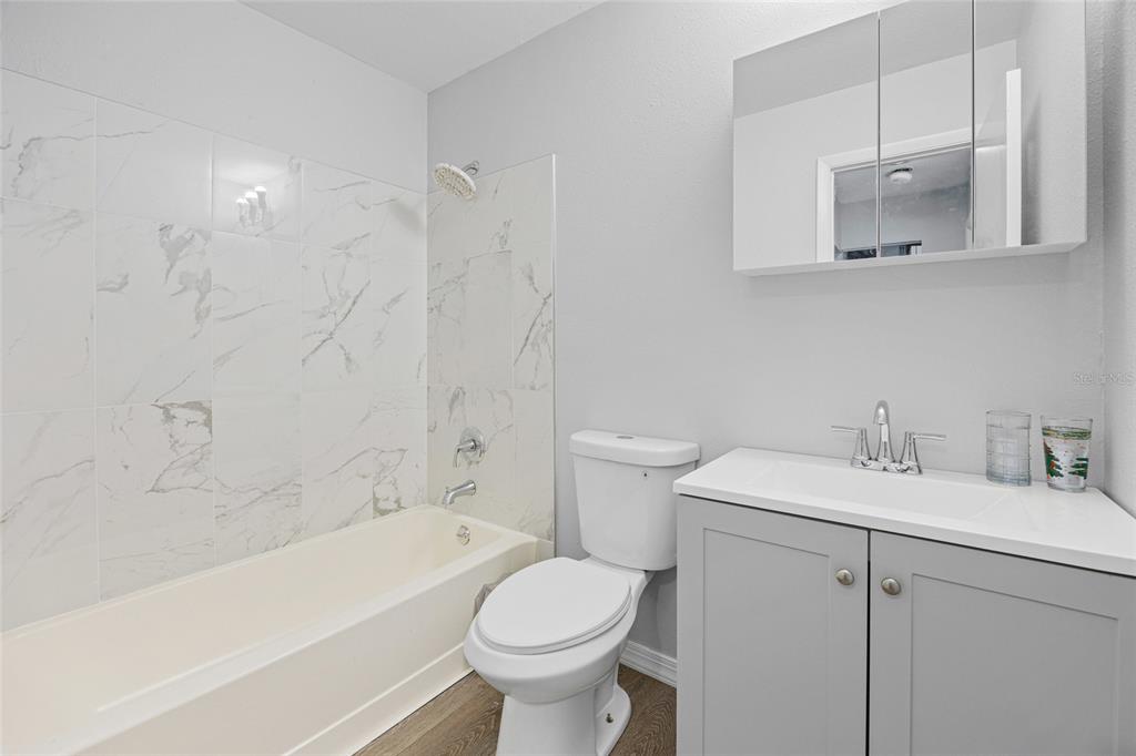 2 Oak Court Pass Ocala, FL 34472 - Photo 17 of 28 a bathroom with a sink toilet and bathtub