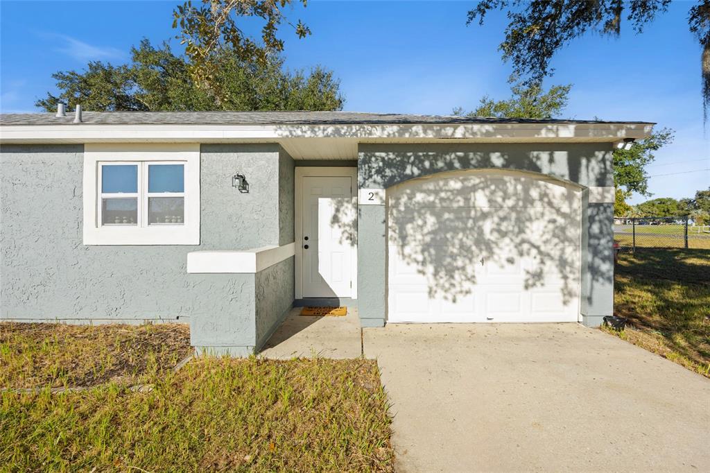 2 Oak Court Pass Ocala, FL 34472 - Photo 3 of 28 a view of a living room