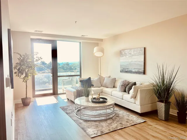 $670,000 | 701 Ridge Hill Boulevard, Unit 5B, Yonkers, NY 10710
