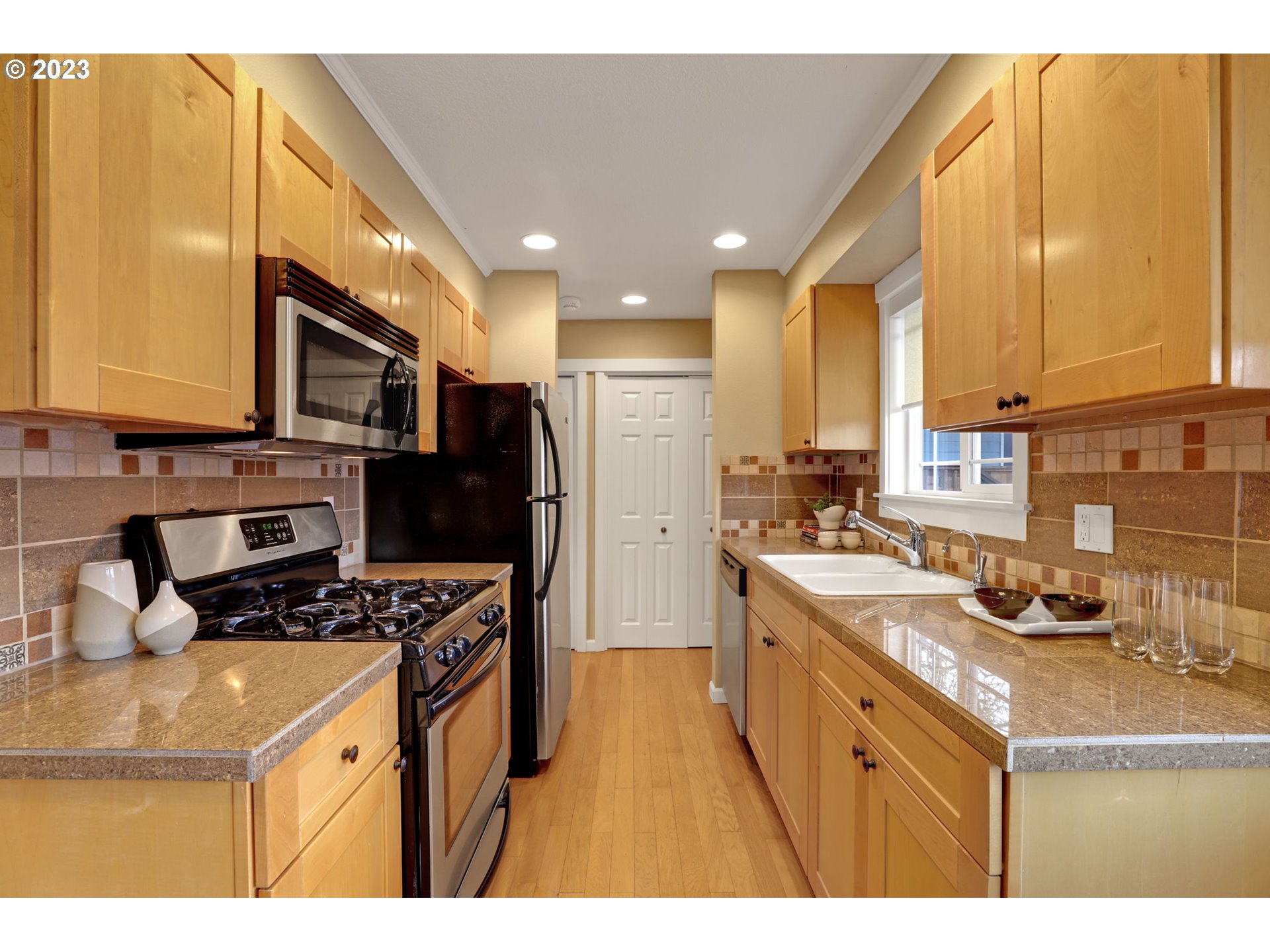 3925 Southwest Multnomah Boulevard, Unit 202 Portland, OR 97219 - Photo 10 of 19 Kitchen