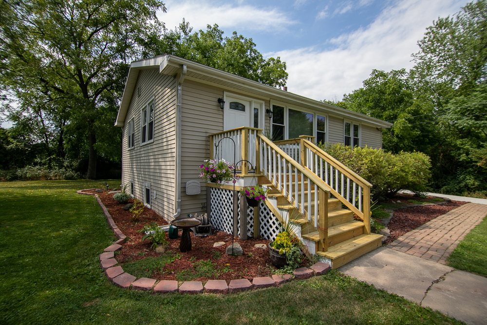 208 Violet Avenue Fox River Grove, IL 60021 - Photo 2 of 17