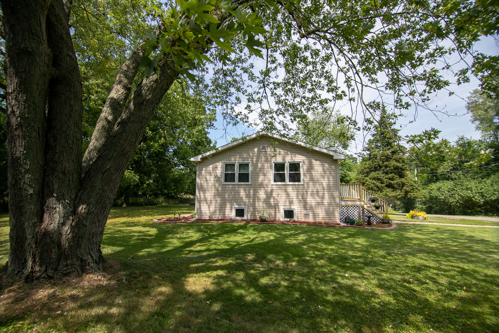 208 Violet Avenue Fox River Grove, IL 60021 - Photo 4 of 17