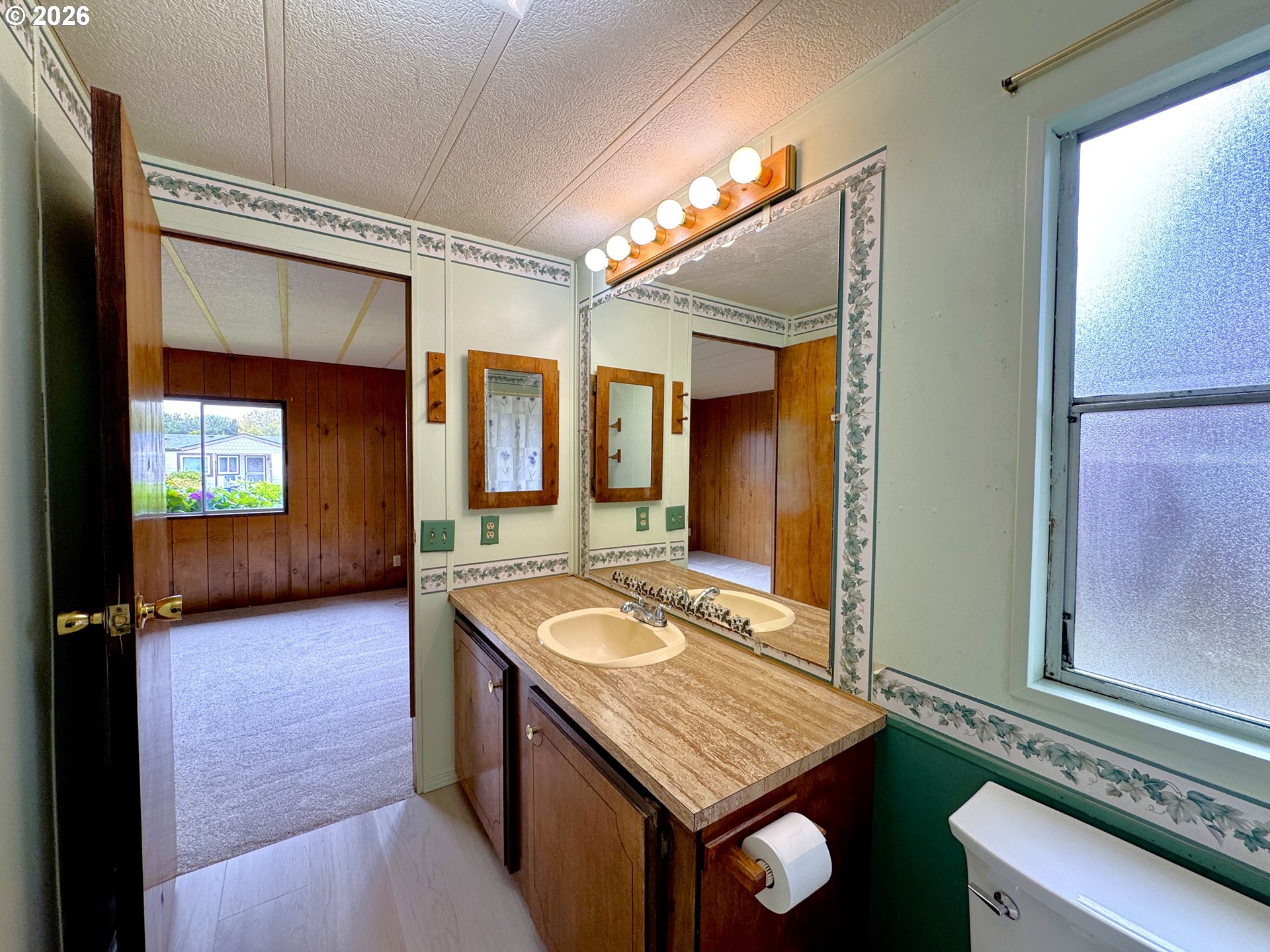 1029 Fifield Street Brookings, OR 97415 - Photo 29 of 44 Owner's Suite Bathroom