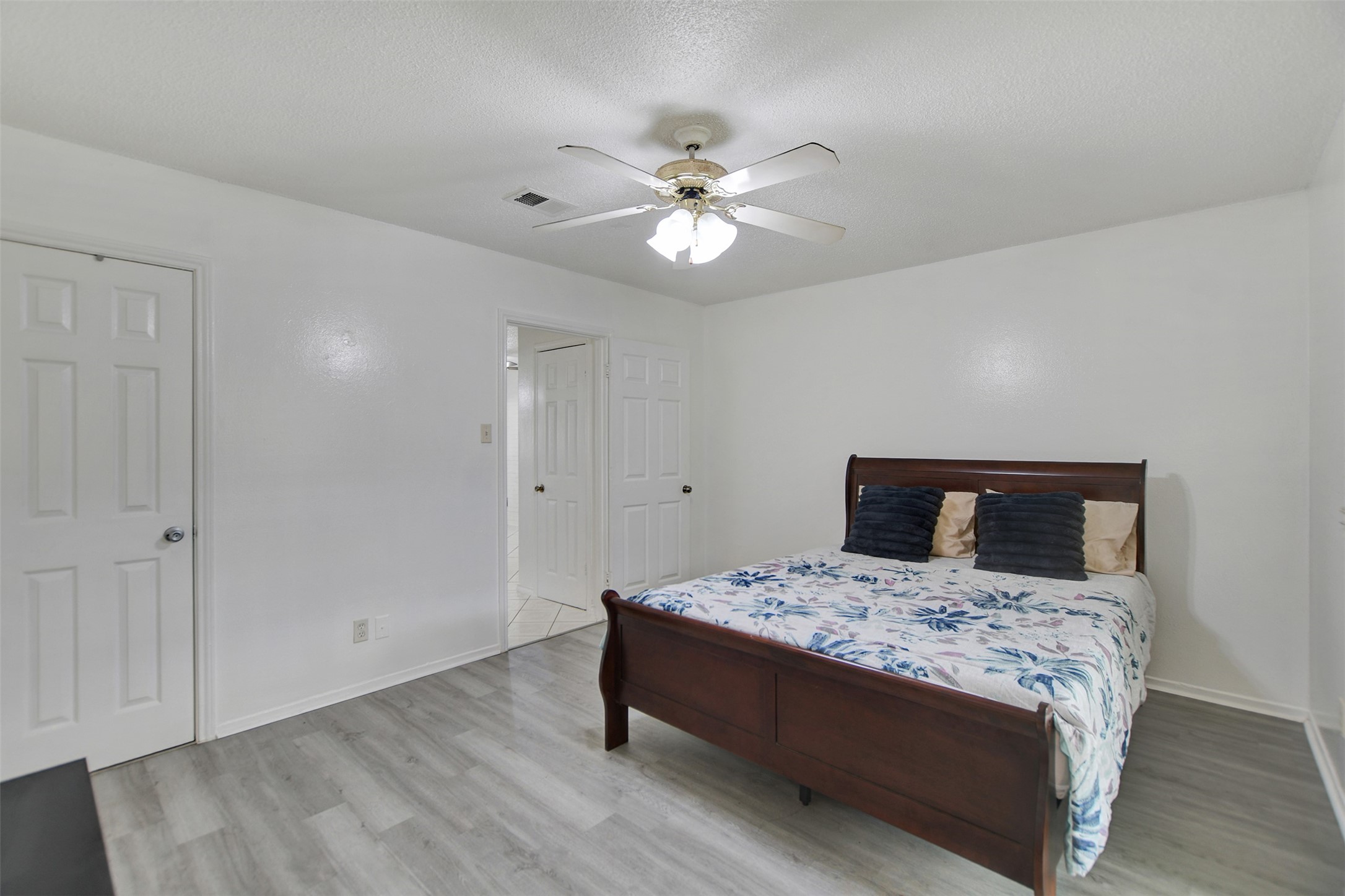 9436 Neuens Road, Unit 9436 Houston, TX 77080 - Photo 14 of 17 primary bedroom with direct access to the bathroom
