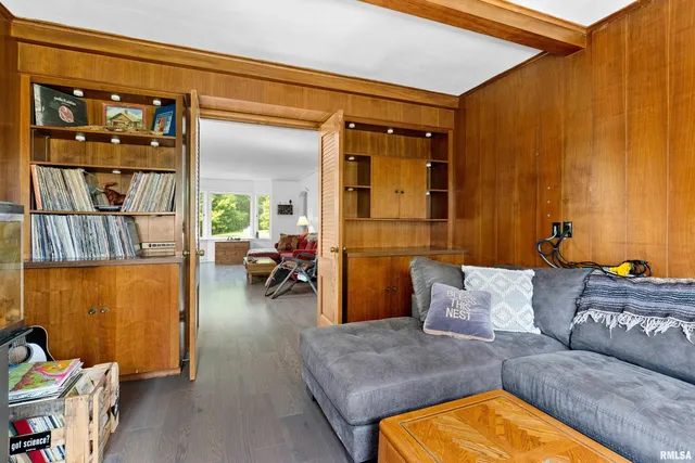 $185,000 | 136 East Oak Park Drive, Peoria, IL 61614