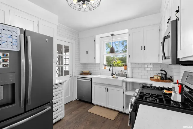 $185,000 | 136 East Oak Park Drive, Peoria, IL 61614