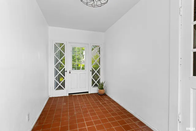 $185,000 | 136 East Oak Park Drive, Peoria, IL 61614