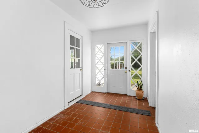 $185,000 | 136 East Oak Park Drive, Peoria, IL 61614