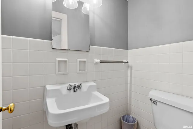 $185,000 | 136 East Oak Park Drive, Peoria, IL 61614