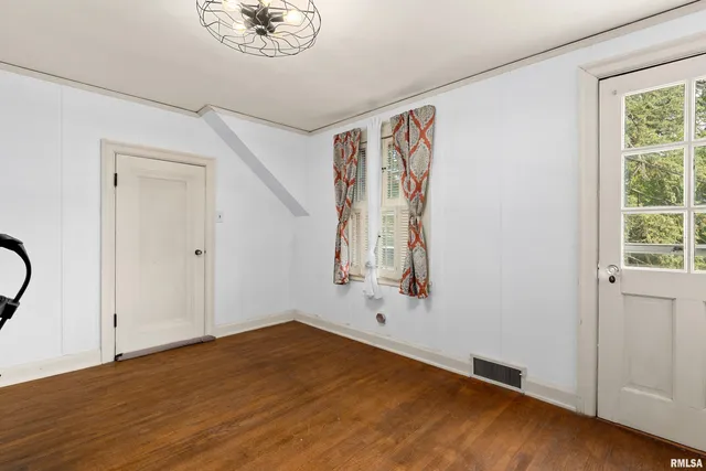 $185,000 | 136 East Oak Park Drive, Peoria, IL 61614