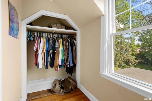 $185,000 | 136 East Oak Park Drive, Peoria, IL 61614