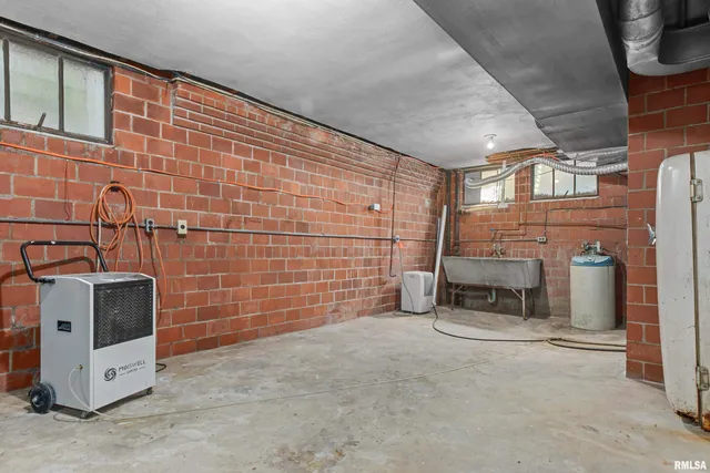 $185,000 | 136 East Oak Park Drive, Peoria, IL 61614