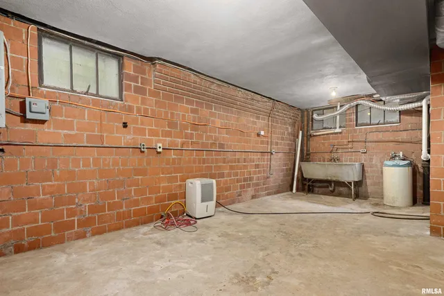 $185,000 | 136 East Oak Park Drive, Peoria, IL 61614