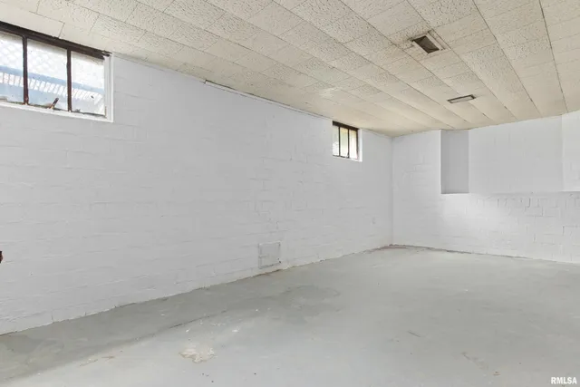 $185,000 | 136 East Oak Park Drive, Peoria, IL 61614