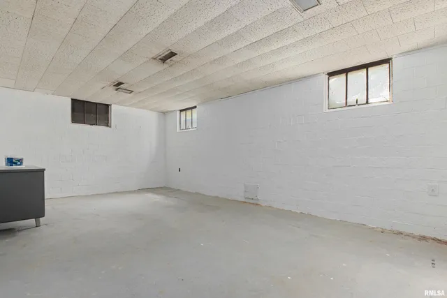 $185,000 | 136 East Oak Park Drive, Peoria, IL 61614