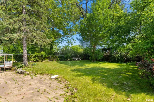 $185,000 | 136 East Oak Park Drive, Peoria, IL 61614