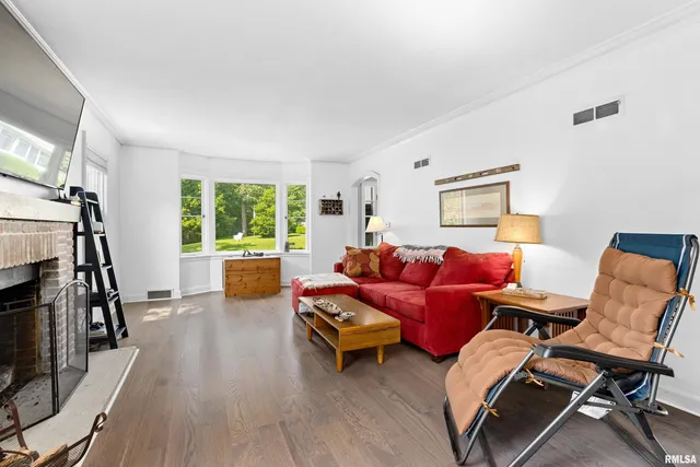 $185,000 | 136 East Oak Park Drive, Peoria, IL 61614