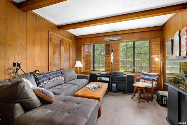 $185,000 | 136 East Oak Park Drive, Peoria, IL 61614