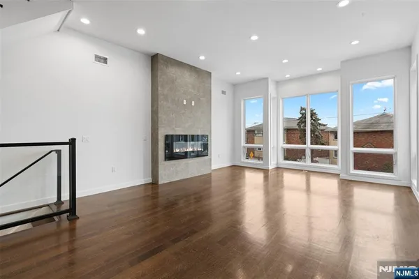 $9,000 | 714 Undercliff Avenue, Unit 714, Edgewater, NJ 07020