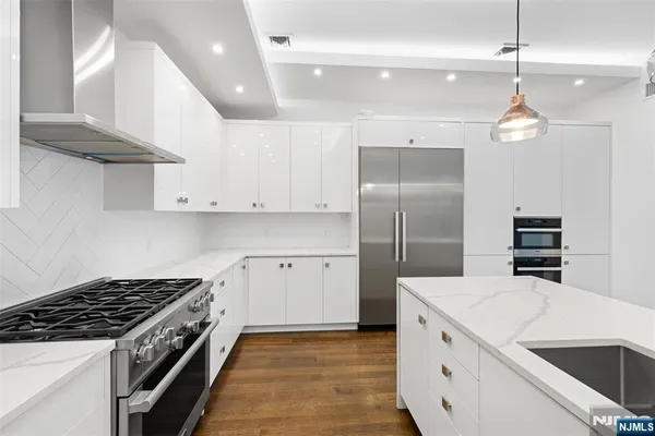$9,000 | 714 Undercliff Avenue, Unit 714, Edgewater, NJ 07020