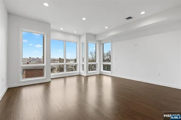 $9,000 | 714 Undercliff Avenue, Unit 714, Edgewater, NJ 07020