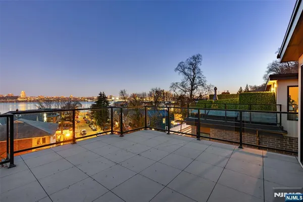 $9,000 | 714 Undercliff Avenue, Unit 714, Edgewater, NJ 07020