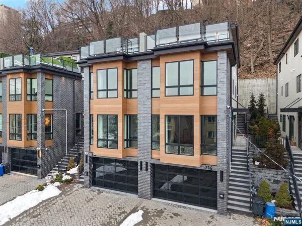 $9,000 | 714 Undercliff Avenue, Unit 714, Edgewater, NJ 07020