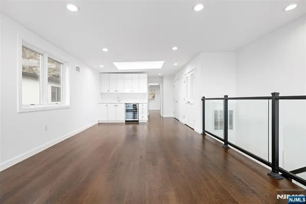 $9,000 | 714 Undercliff Avenue, Unit 714, Edgewater, NJ 07020