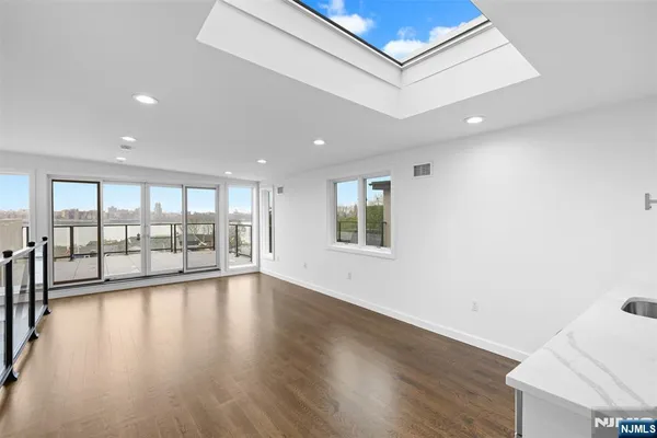 $9,000 | 714 Undercliff Avenue, Unit 714, Edgewater, NJ 07020