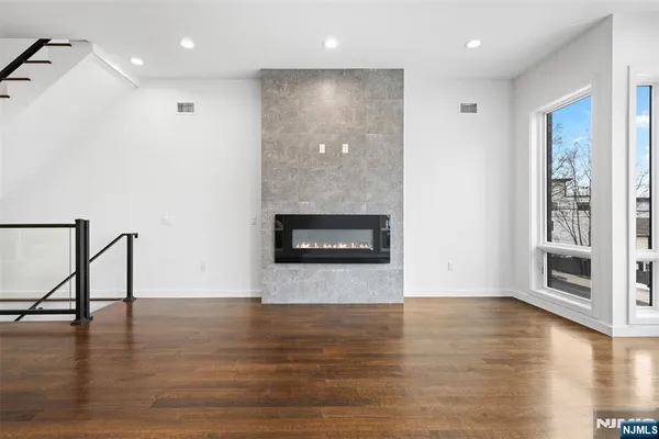 $9,000 | 714 Undercliff Avenue, Unit 714, Edgewater, NJ 07020