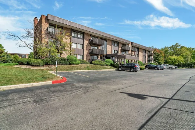$183,900 | 1420 Woodbridge Road, Unit 1H, Joliet, IL 60436