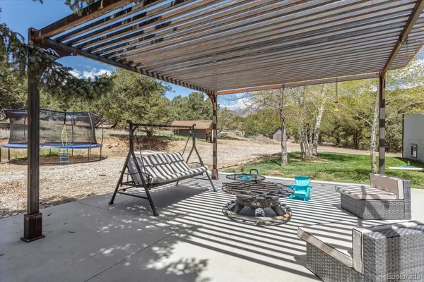 a view of a backyard