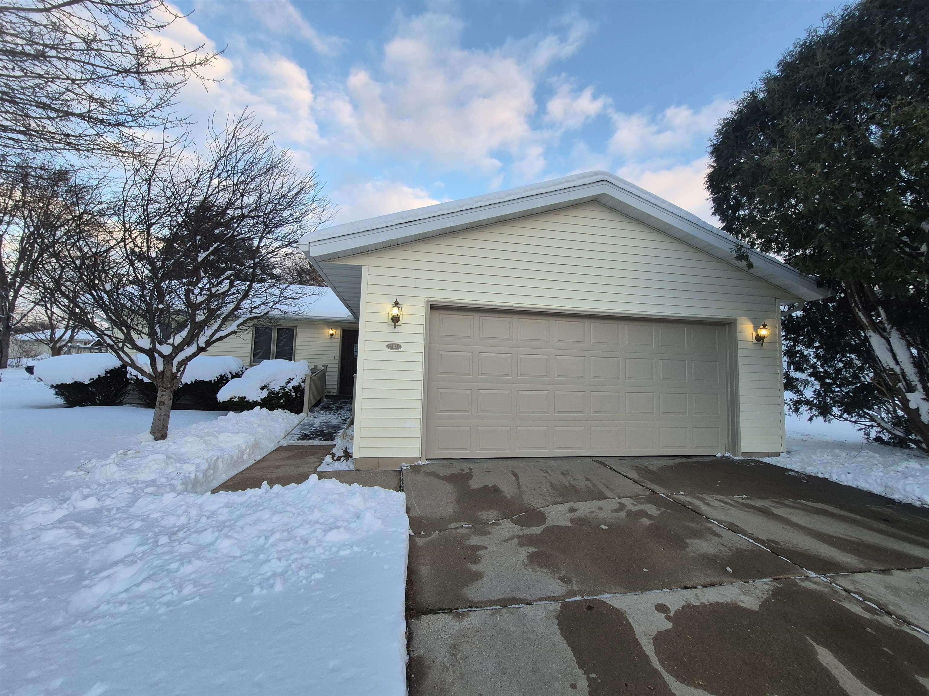 409 Kings Lynn Road Stoughton, WI 53589 - Photo 3 of 77