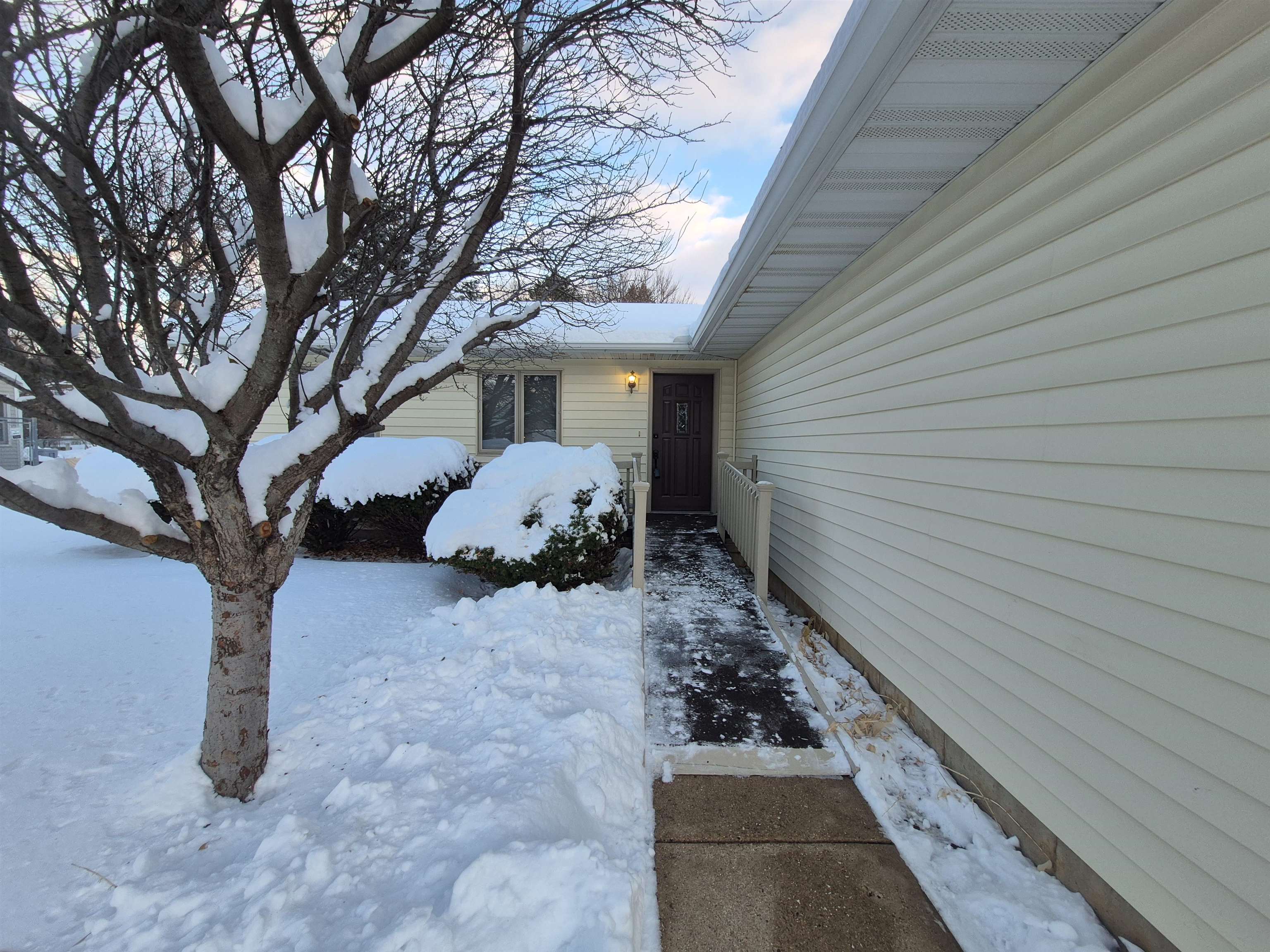 409 Kings Lynn Road Stoughton, WI 53589 - Photo 4 of 77