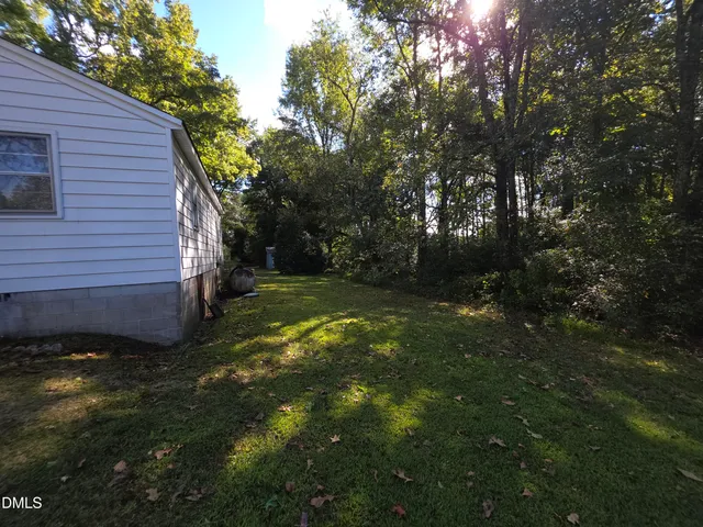 a view of a backyard