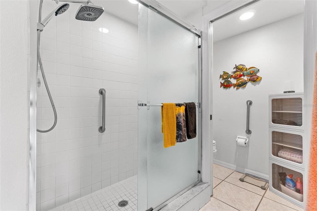 6555 99th Way North, Unit 20F St. Petersburg, FL 33708 - Photo 20 of 36 a bathroom with a shower