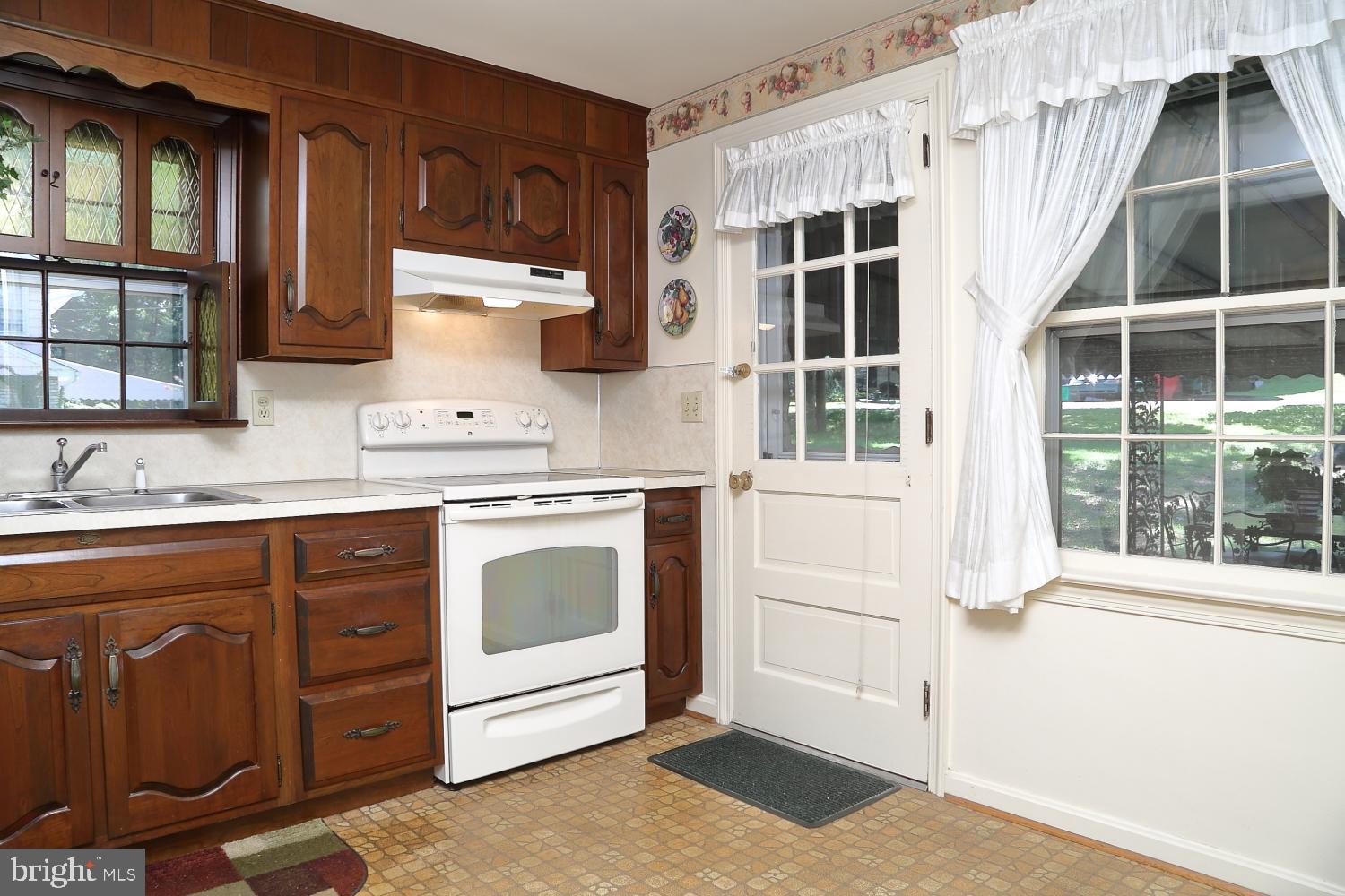 1130 Colonial Road Lancaster, PA 17603 - Photo 12 of 27 Kitchen