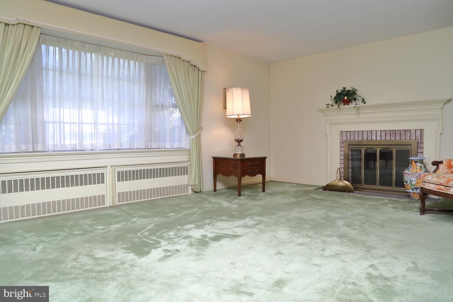 1130 Colonial Road Lancaster, PA 17603 - Photo 6 of 27 Living Room